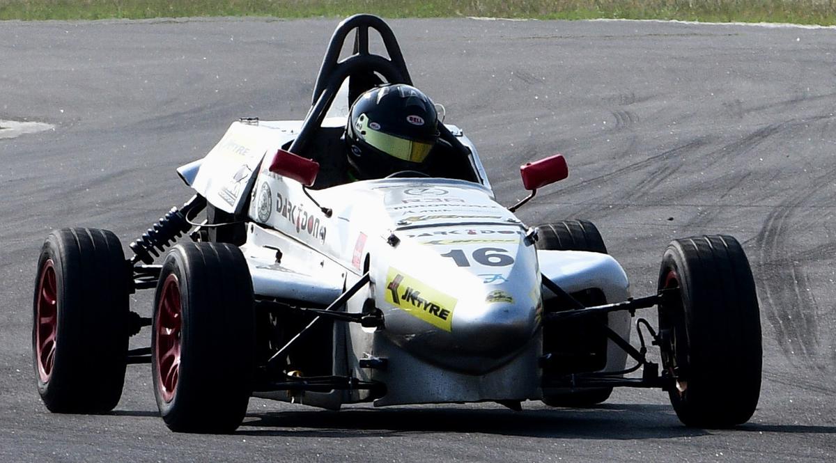 Ashwin Datta dari Dark Don Racing mencatatkan kemenangan yang nyaman dalam balapan pembuka untuk mobil Formula LGB4 di babak final Kejuaraan Balap Nasional JK Tire FMSCI ke-25 di Kari Motor Speedway di Coimbatore pada hari Sabtu. 