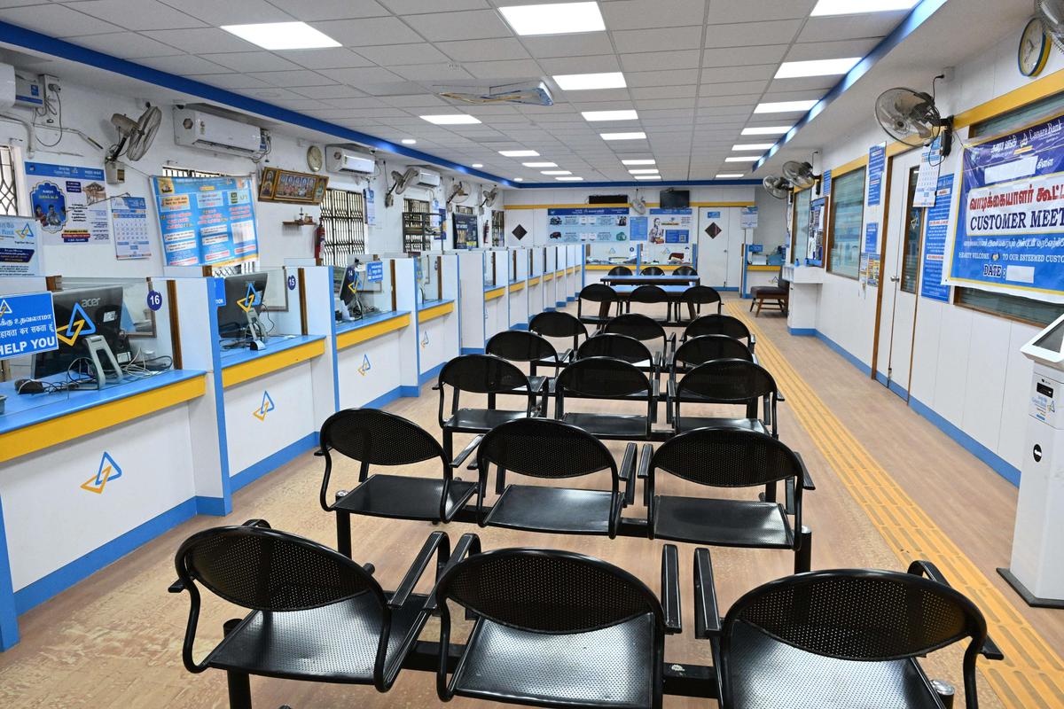 La filiale Palayamkottai della banca Canara indossa un look deserto martedì dopo lo sciopero dei banchieri. 