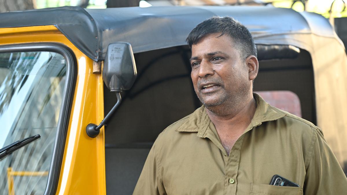 Auto driver from Chennai distributes water to homeless during the scorching summer