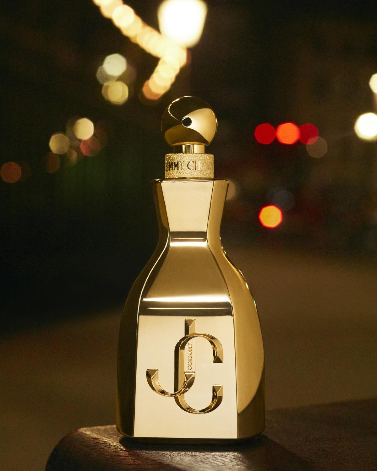 I Want Choo Le Parfum is a luxurious blend of pear, jasmine, sandalwood, and praline.