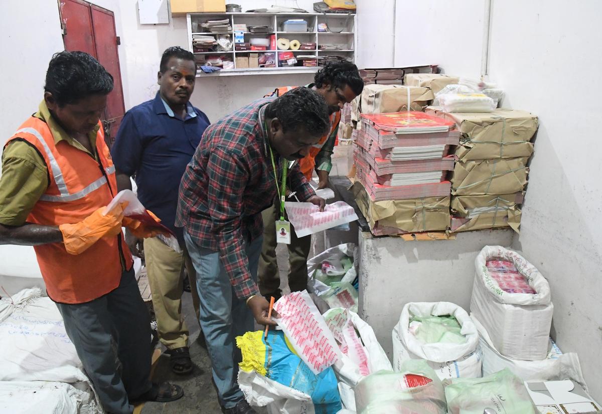 25 kg of banned plastic bags seized