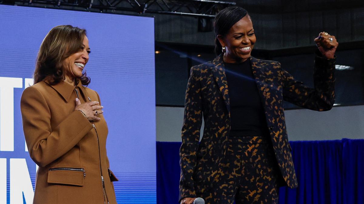 Suara untuk Trump adalah suara yang menentang perempuan, kata Michelle Obama kepada pemilih pria di Michigan