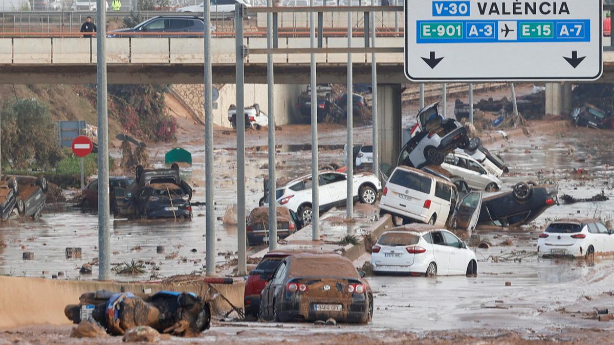 Spanish rescue teams hunt for missing after deadly floods