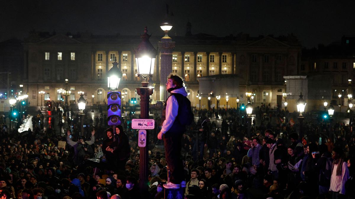 France protests | Mostly calm on Paris streets, garbage still piled up