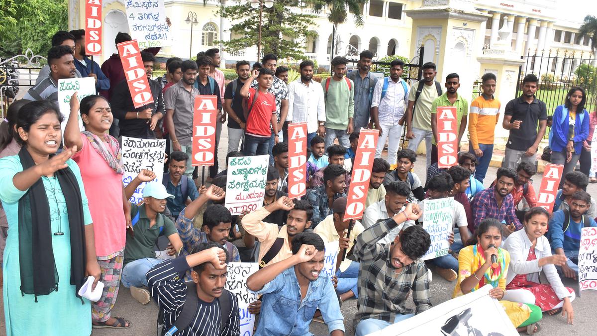 Students of degree colleges stage protest in Mysuru - The Hindu