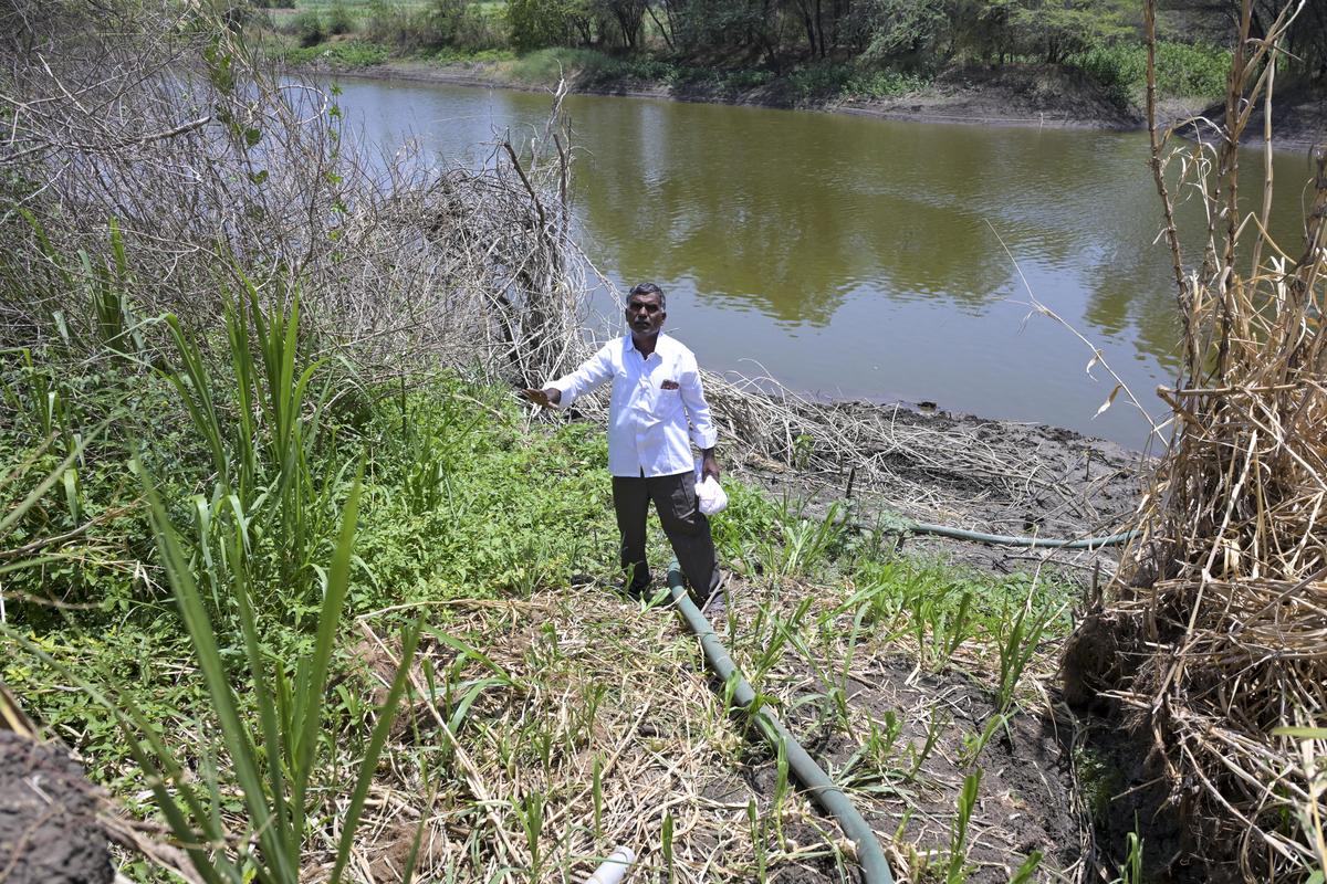 Narayan Deshmukh mostra a parte de sua fazenda que foi destruída pelas fortes chuvas. 