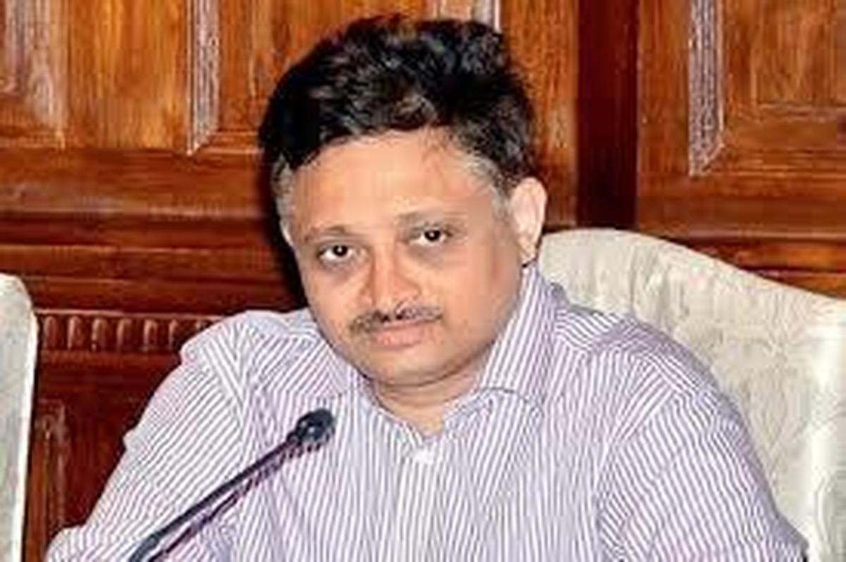 Sonti Venkata Ratna Srinivas, oficial retirado de la IAS. 