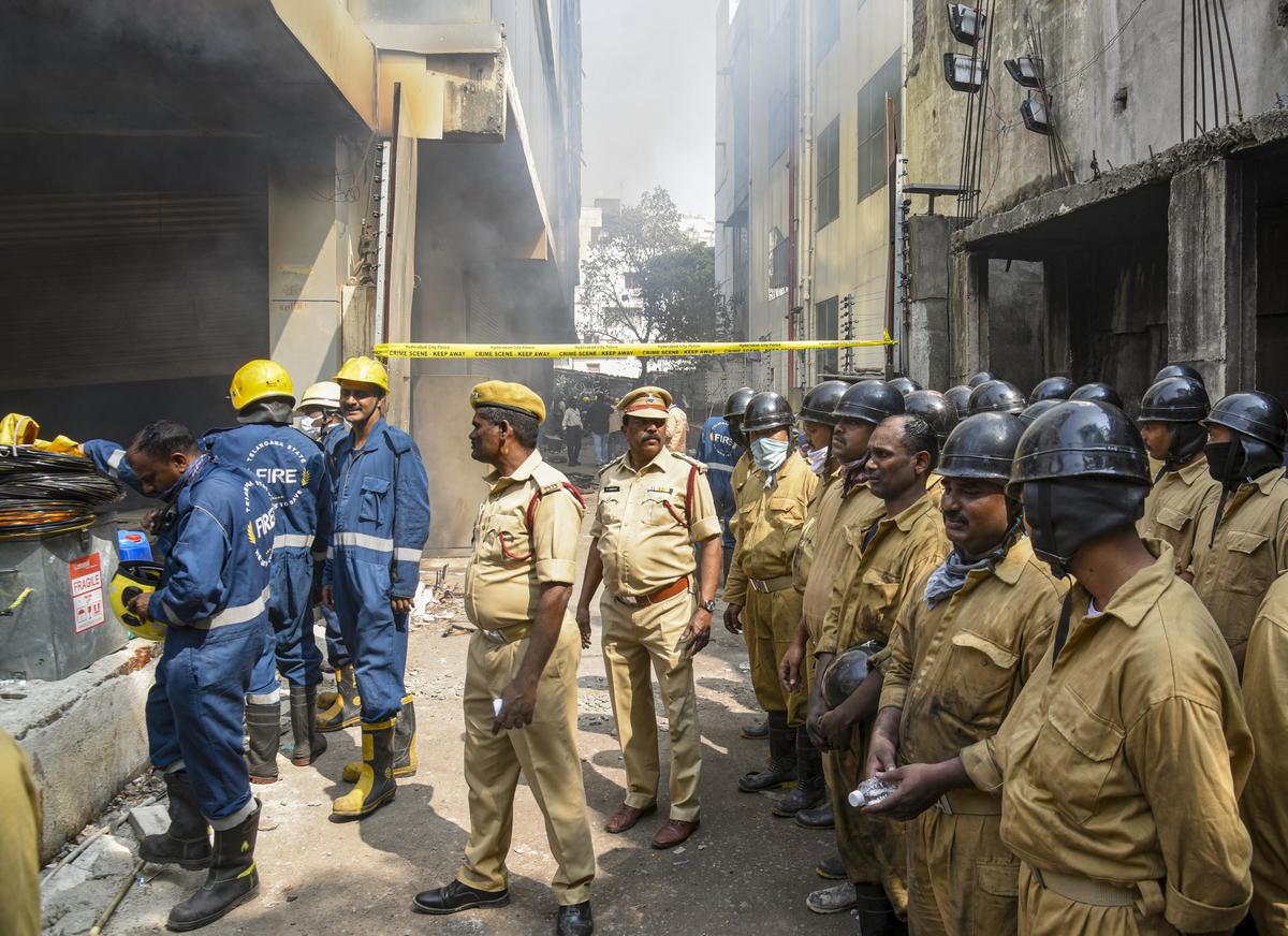 हैदराबाद के नामपल्ली में आग लगने के बाद बचाव और बचाव अभियान के दौरान पुलिसकर्मी और अग्निशमन कर्मी। हैदराबाद के नामपल्ली में आग लगने के बाद बचाव और बचाव अभियान के दौरान पुलिसकर्मी और अग्निशमन कर्मी।