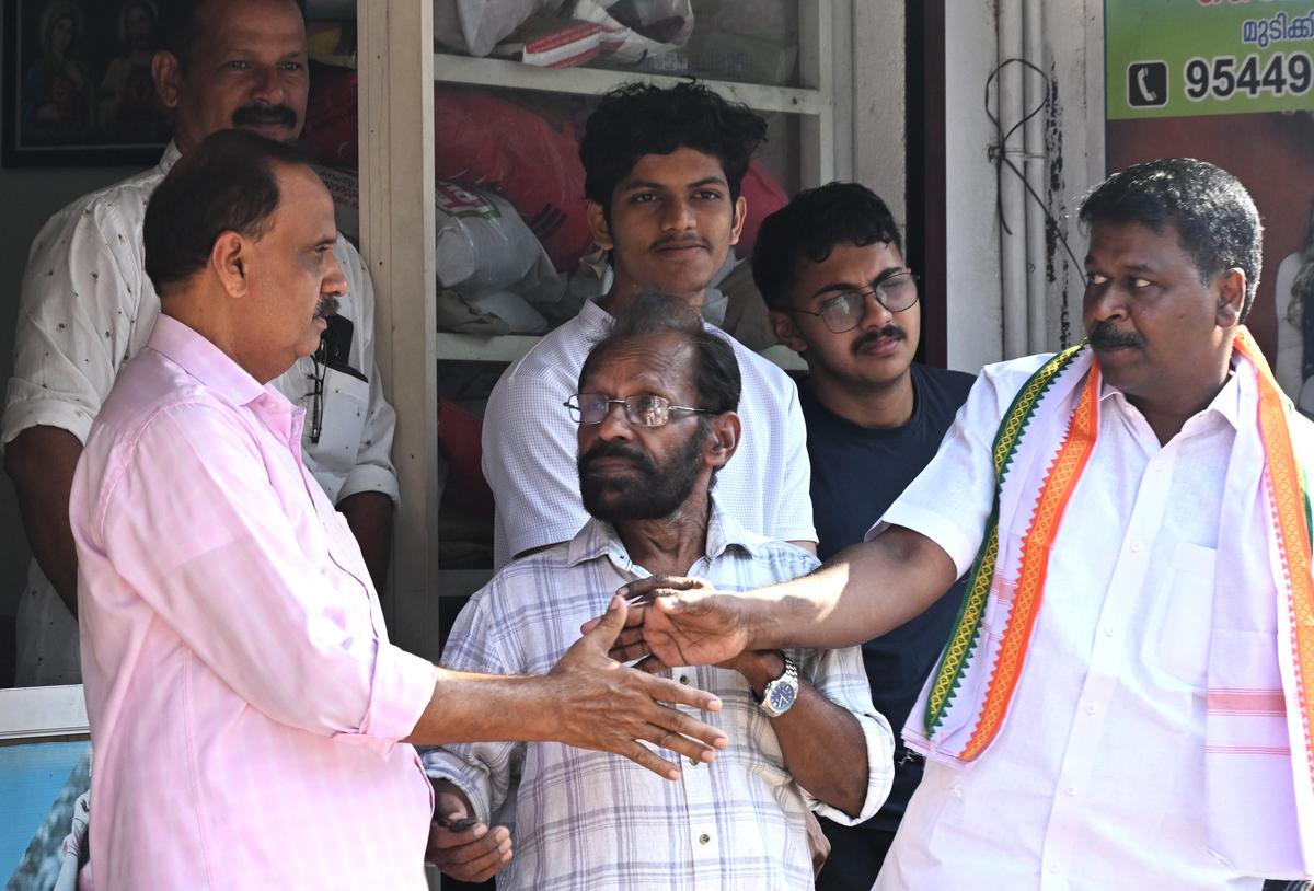 कोच्चि में केरल विधानसभा चुनाव के लिए प्रचार के दौरान पेरुंबवूर निर्वाचन क्षेत्र से यूडीएफ उम्मीदवार सनूज मोत्थेडन। कोच्चि में केरल विधानसभा चुनाव के लिए प्रचार के दौरान पेरुंबवूर निर्वाचन क्षेत्र से यूडीएफ उम्मीदवार सनूज मोत्थेडन।