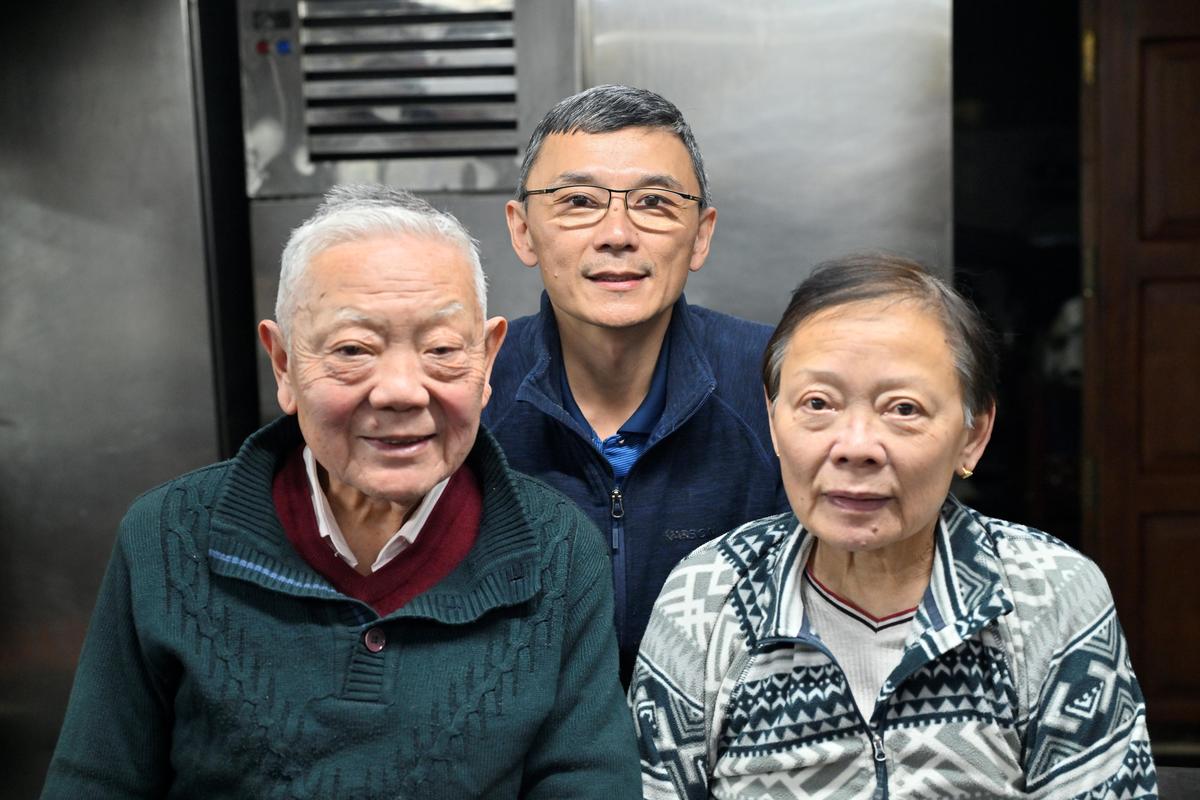 Liao Paochun (Powks) dan istrinya Kuochiao Yun (Linda) bersama putra mereka Liung 