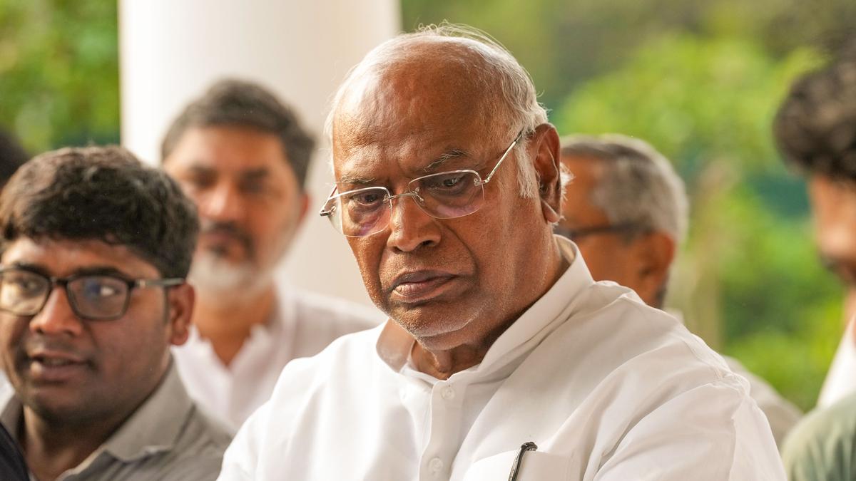 Congress chief Kharge pays tributes to Rajesh Pilot on death anniversary