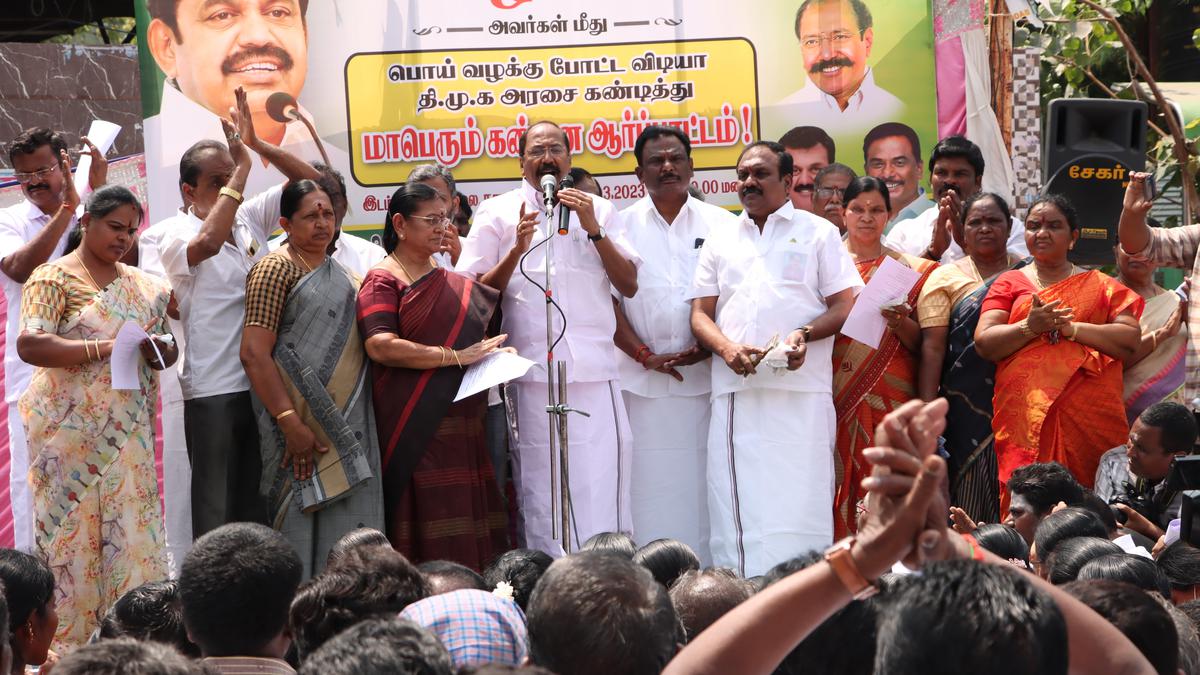 AIADMK stages demonstration in Namakkal