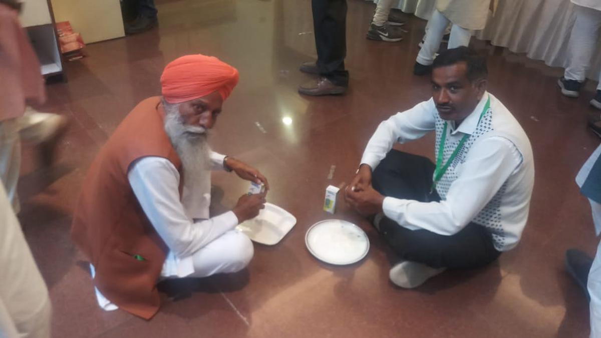 Dilli Chalo | Farmers decline lunch provided by government during talks with Union Ministers, eat langar food instead