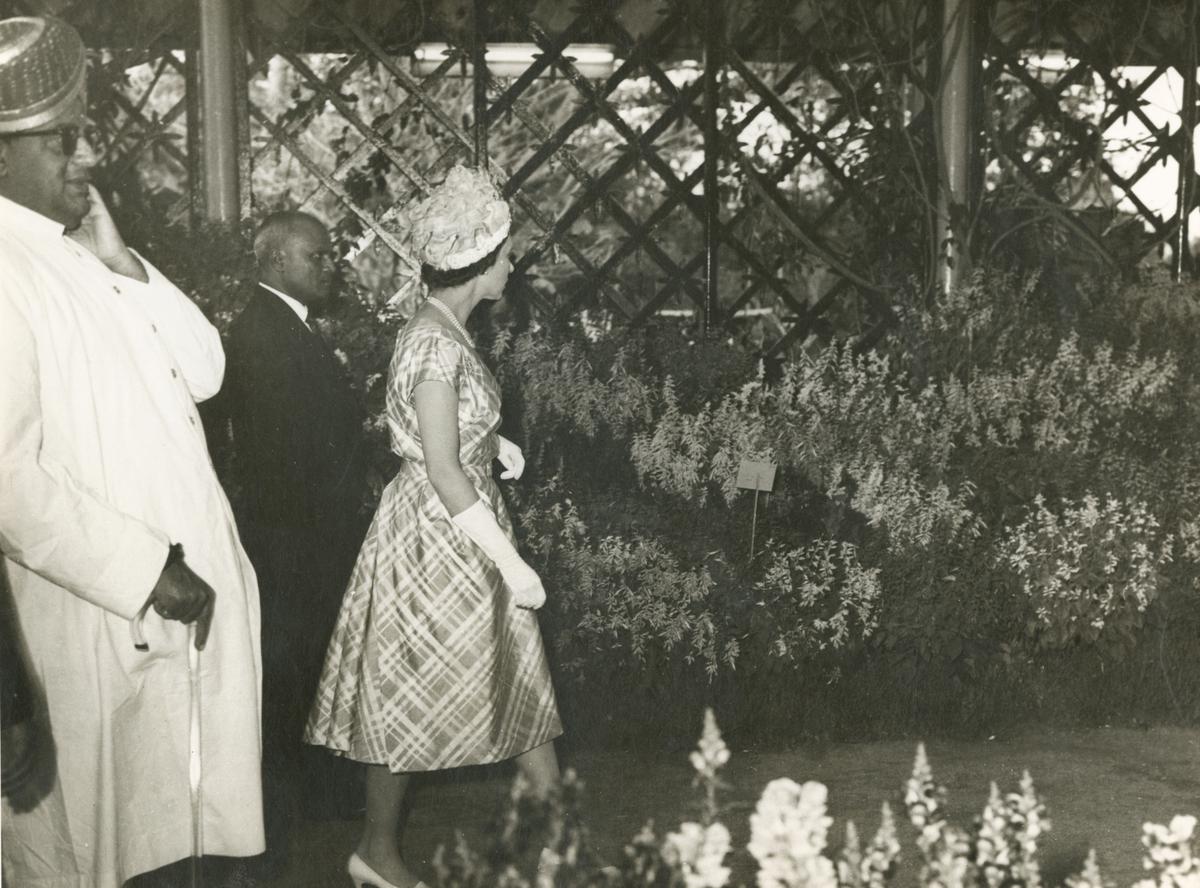 Queen Elizabeth visits the Flower Show at Lal Bagh, in Bangalore on February 21, 1961.