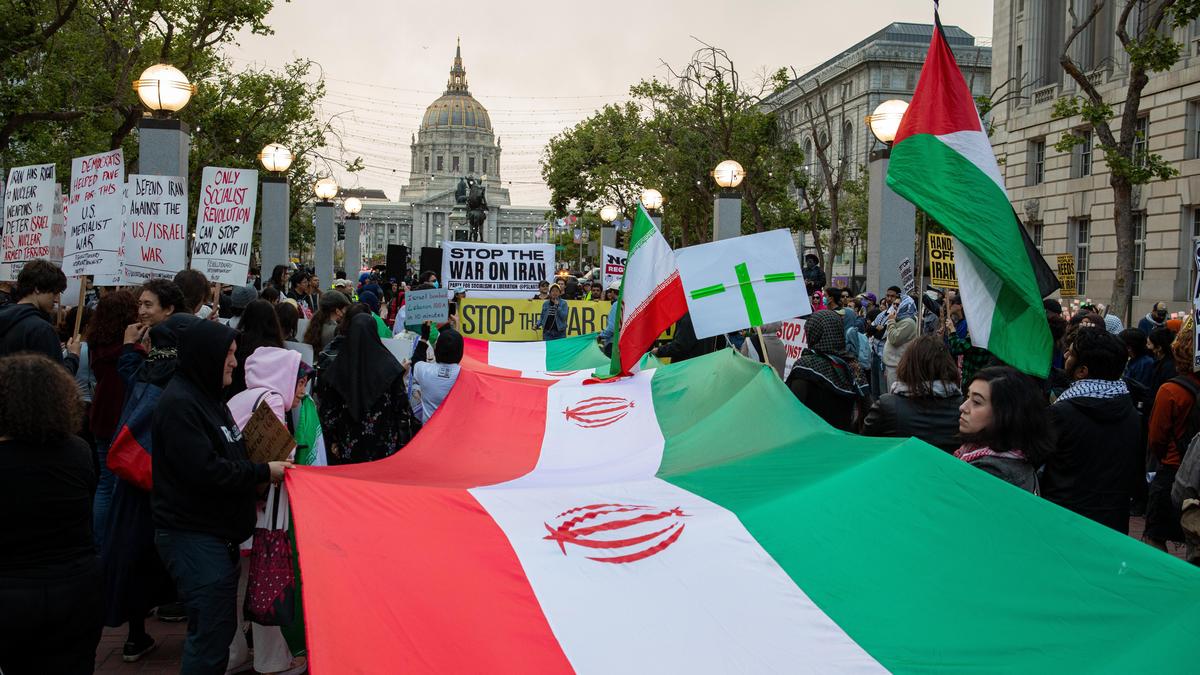 https://th-i.thgim.com/public/incoming/h7rokl/article70845752.ece/alternates/LANDSCAPE_1200/Iran_US_Israel_War_Protest_54484.jpg
