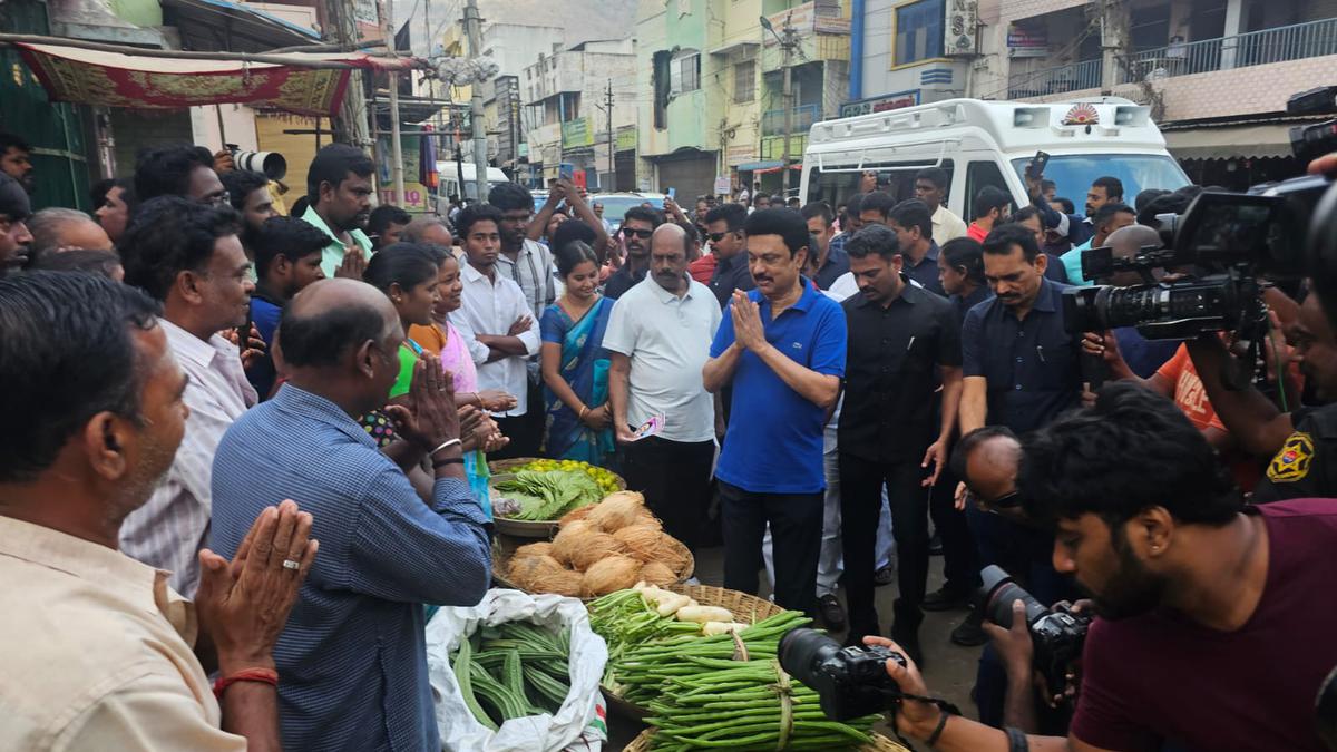 Lok Sabha polls | T.N. CM Stalin campaigns during morning walk in Tiruvannamalai