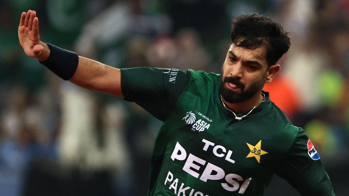 Perintis Pakistan Rauf mendapat larangan dua pertandingan karena pelanggaran Piala Asia