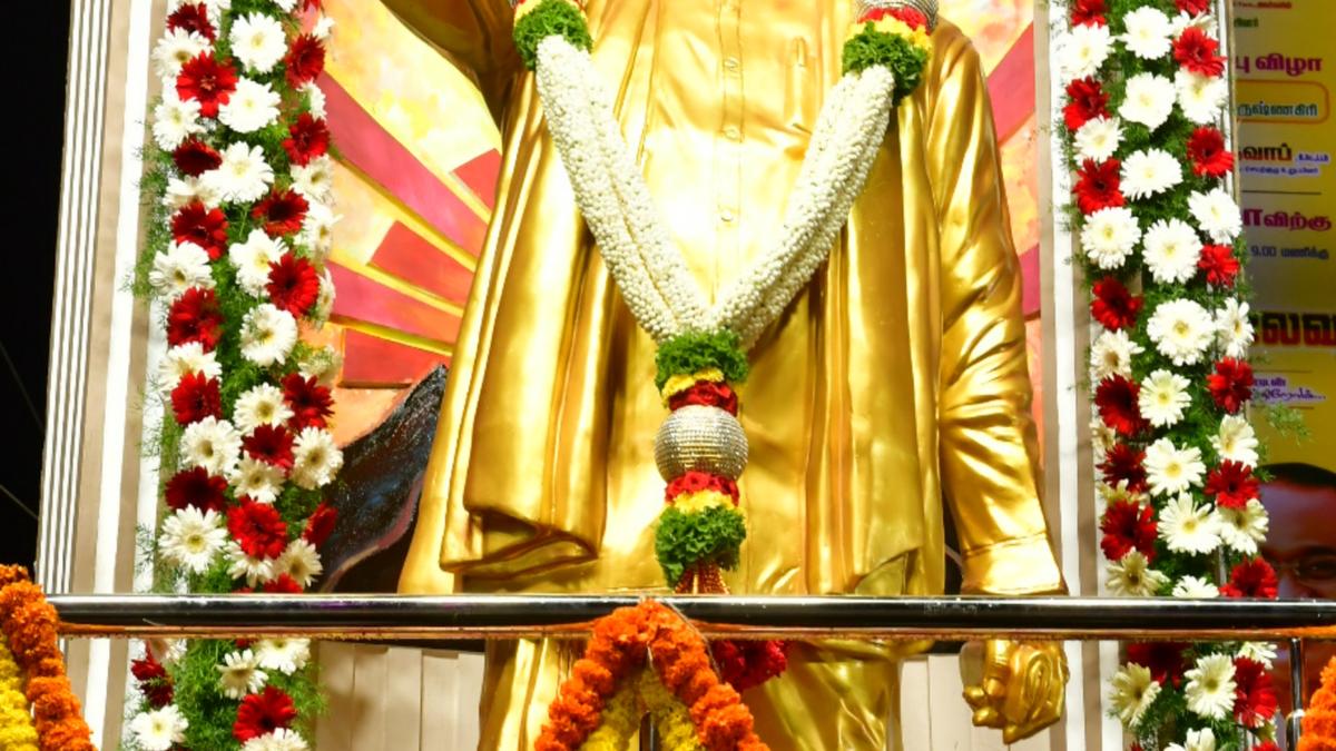 Udhayanidhi Stalin unveils bronze statue of former Chief Minister Karunanidhi in Krishnagiri