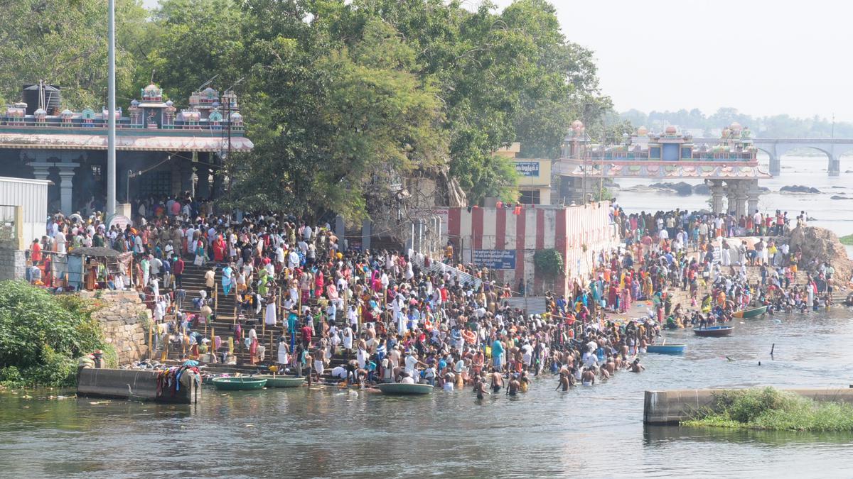 Devotees throng Bhavani Kooduthurai on ‘Aadi Amavasya’
