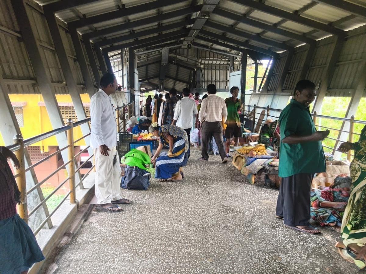 Vendors occupying portions of the Chromepet railway foot overbridge.
