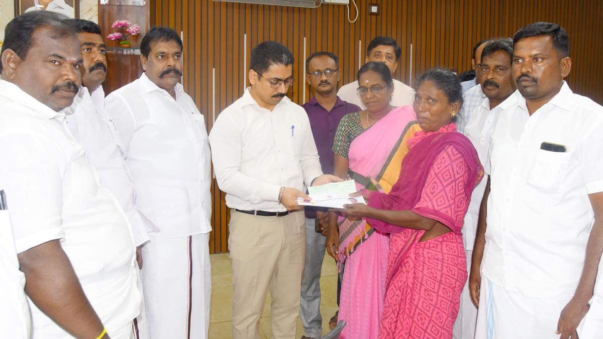 Collector hands over assistance to family members of missing fisherman