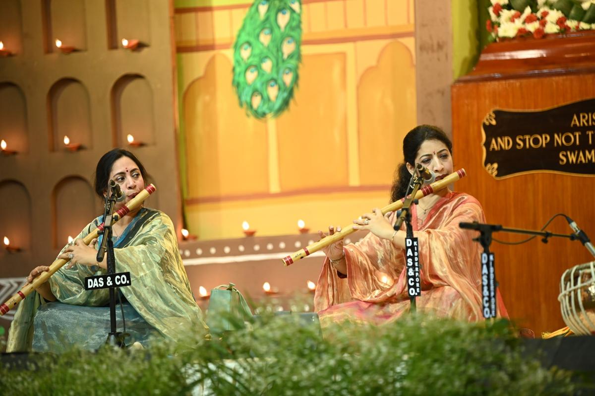 As irmãs se apresentando no Instituto Missionário de Cultura Ramakrishna na celebração do 163º aniversário de nascimento de Swami Vivekananda