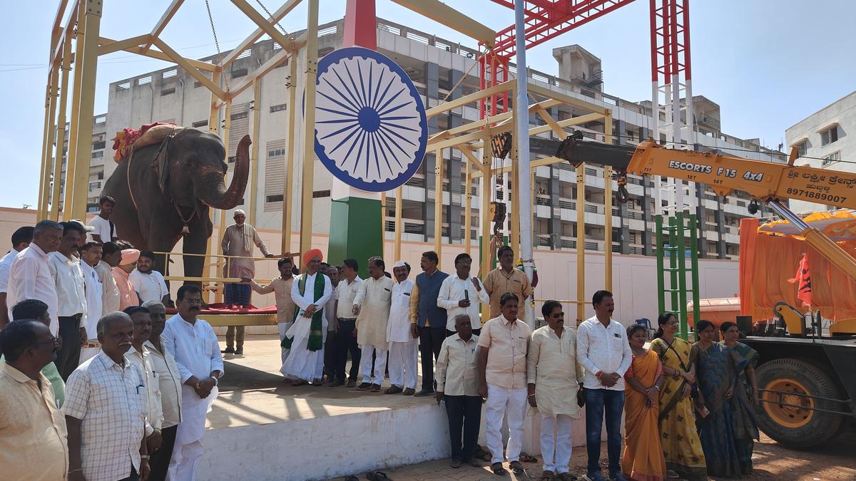 Huge weighing scale installed in Hubballi stadium for jumbo tulabhara on February 1
