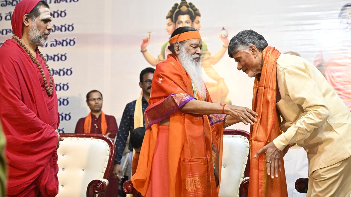 Naidu takes Ganapati Sachidananda Swamy’s blessings at Datta Peetham