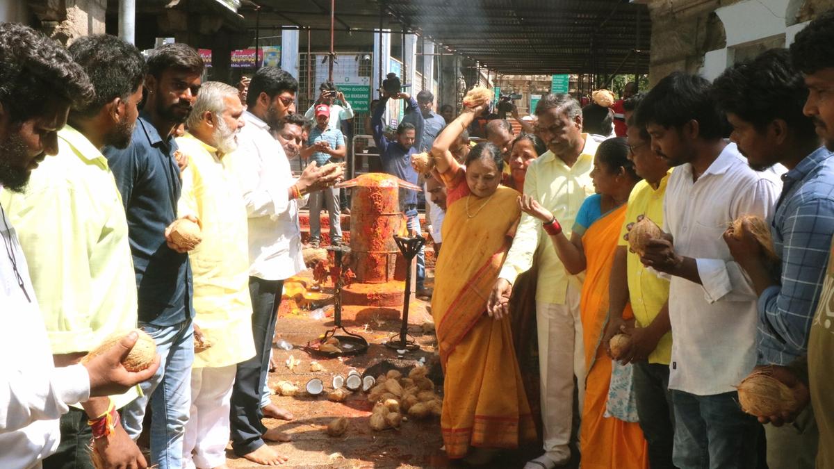 100 days of Yuvagalam: TDP leaders break coconuts at Alipiri