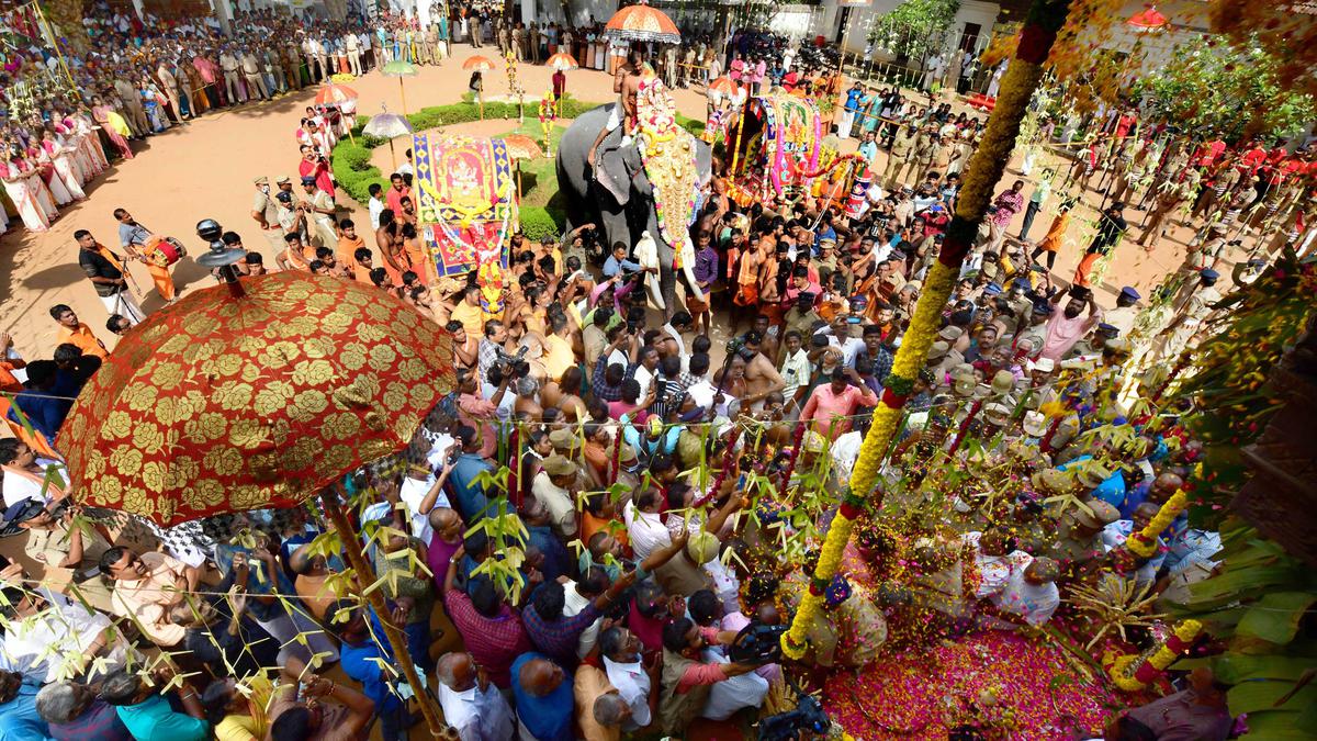 Navaratri idols start journey from Padmanabhapuram Palace