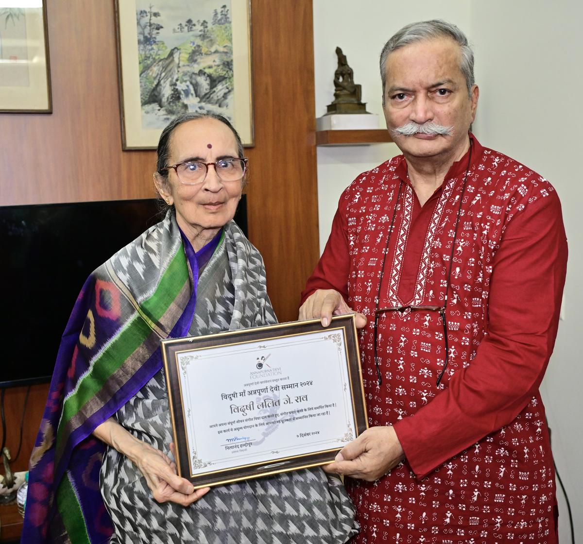 Vidushi Lalith J. Rao, honoured with the prestigious Gurumaa Annapurna Devi Award 2024, by Nityanand Haldipur, a senior disciple of the legendary Annapurna Devi, at her residence in Bengaluru on November 29, 2024.   