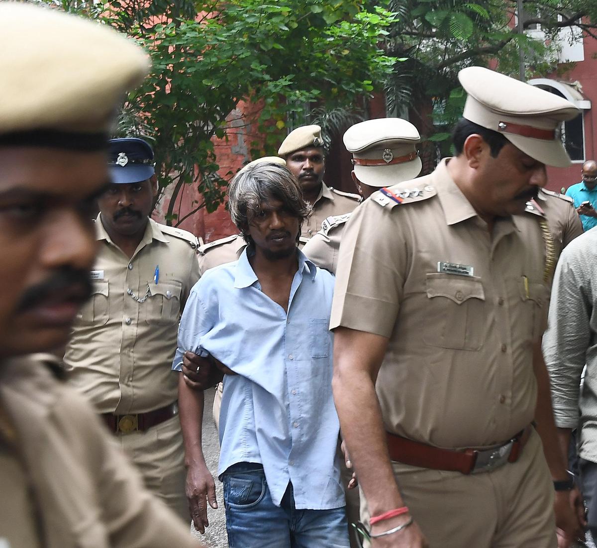 'कारुक्का' विनोथ को पुलिस ले जा रही है। फ़ाइल