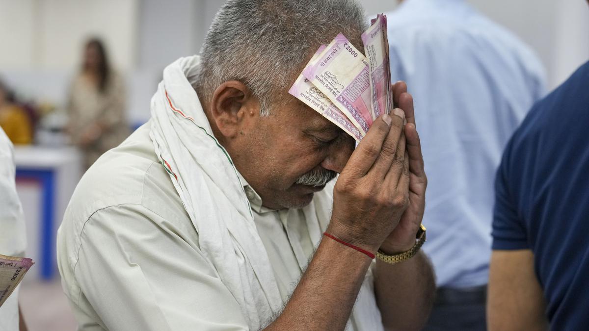 Delhi residents line up outside banks as exchange of ₹2,000 notes begins