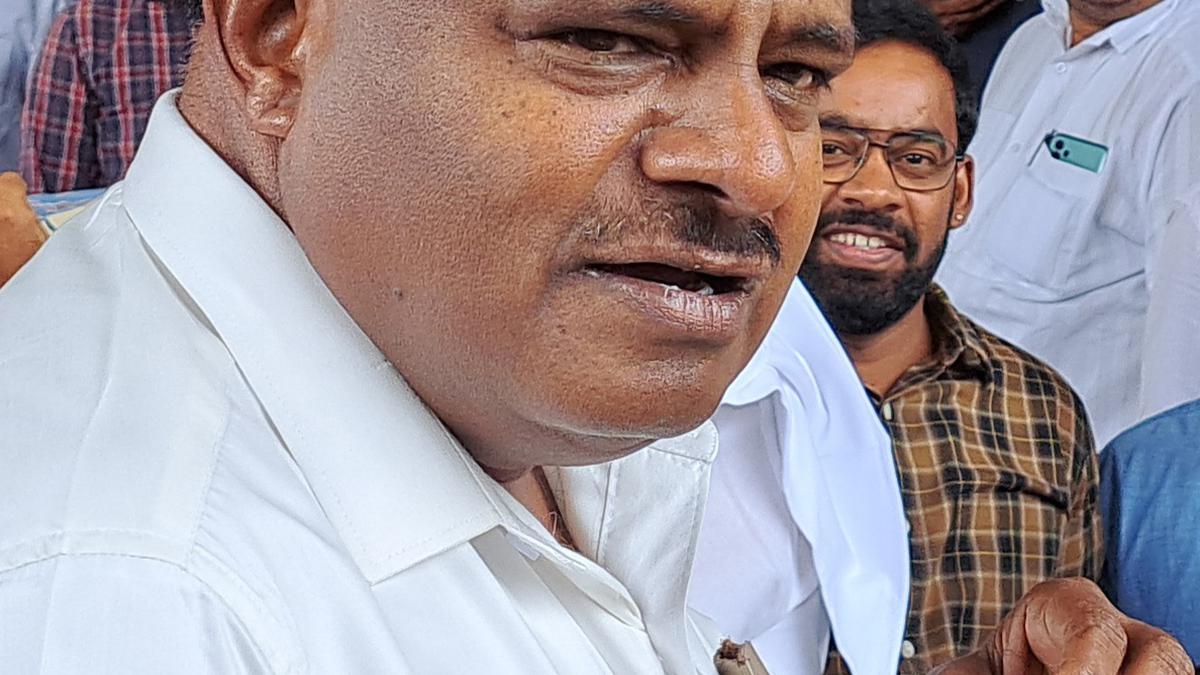 HDK flashes pen drive and says he has documents on corruption charge