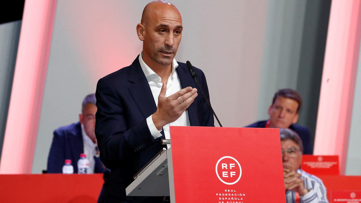 Spanish soccer federation leaders asks president Rubiales to resign, for kissing player