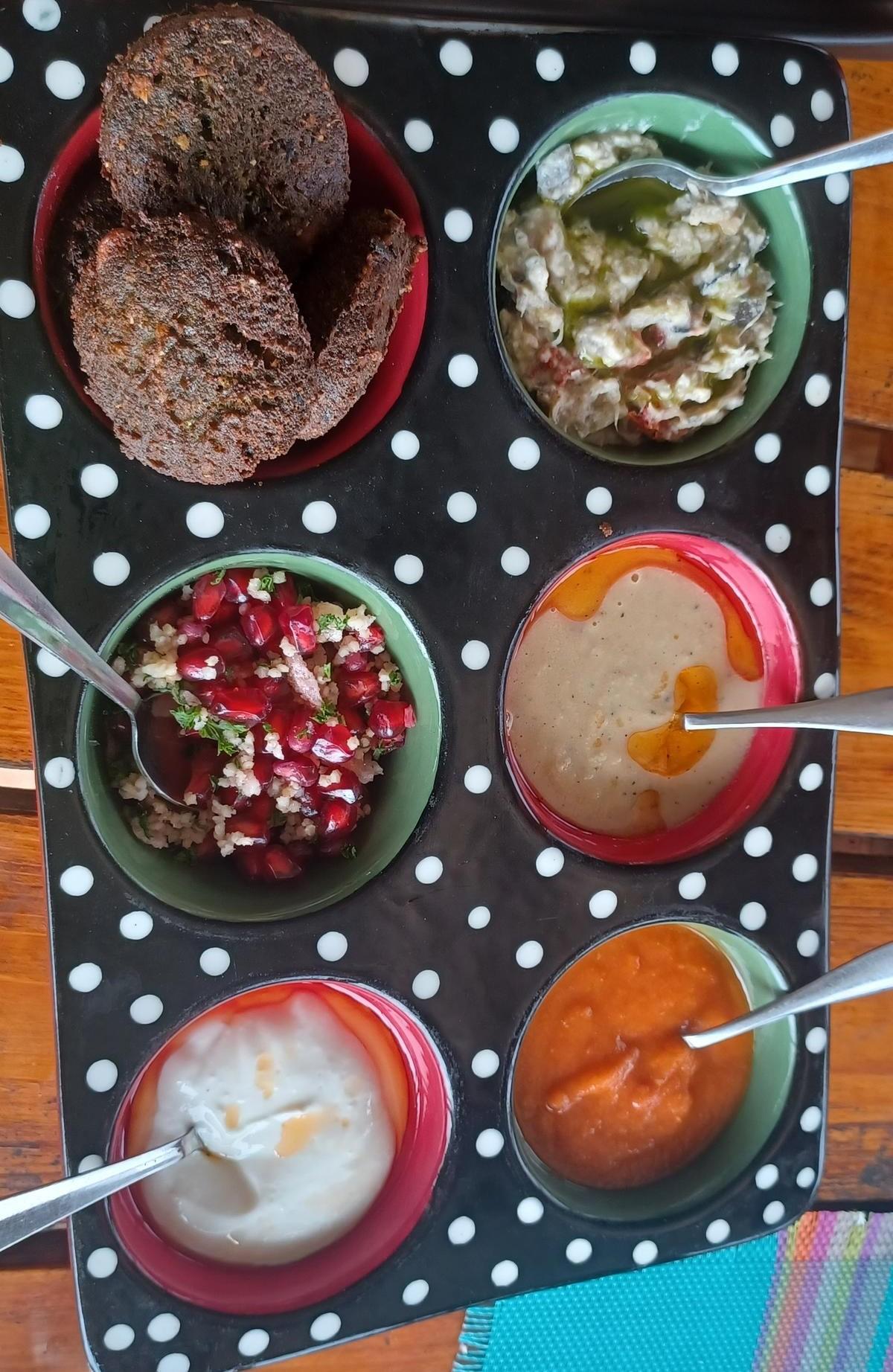 Piring mezze memiliki beragam saus yang terbuat dari paprika merah panggang, artichoke, hummus, labneh, dan banyak lagi.