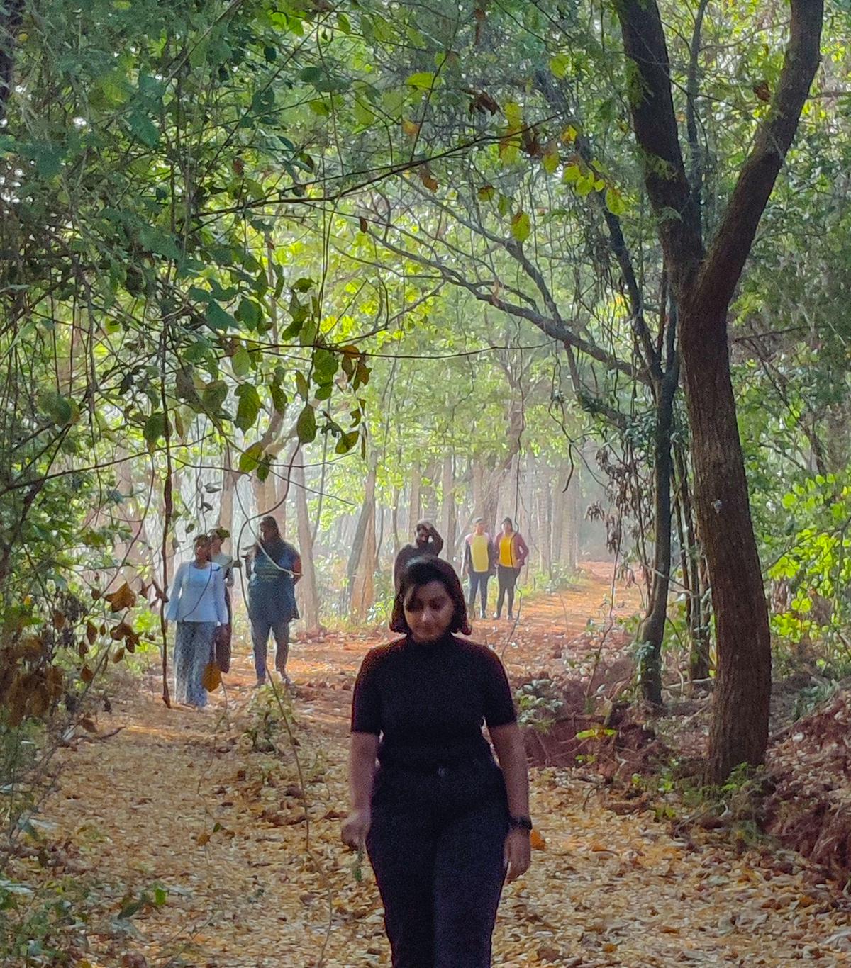 森林浴セッション中に、ヴィシャカパトナムのイースタン・ガーツ生物多様性センターにあるカンバラコンダ森林近くの小道の外周を歩く参加者。