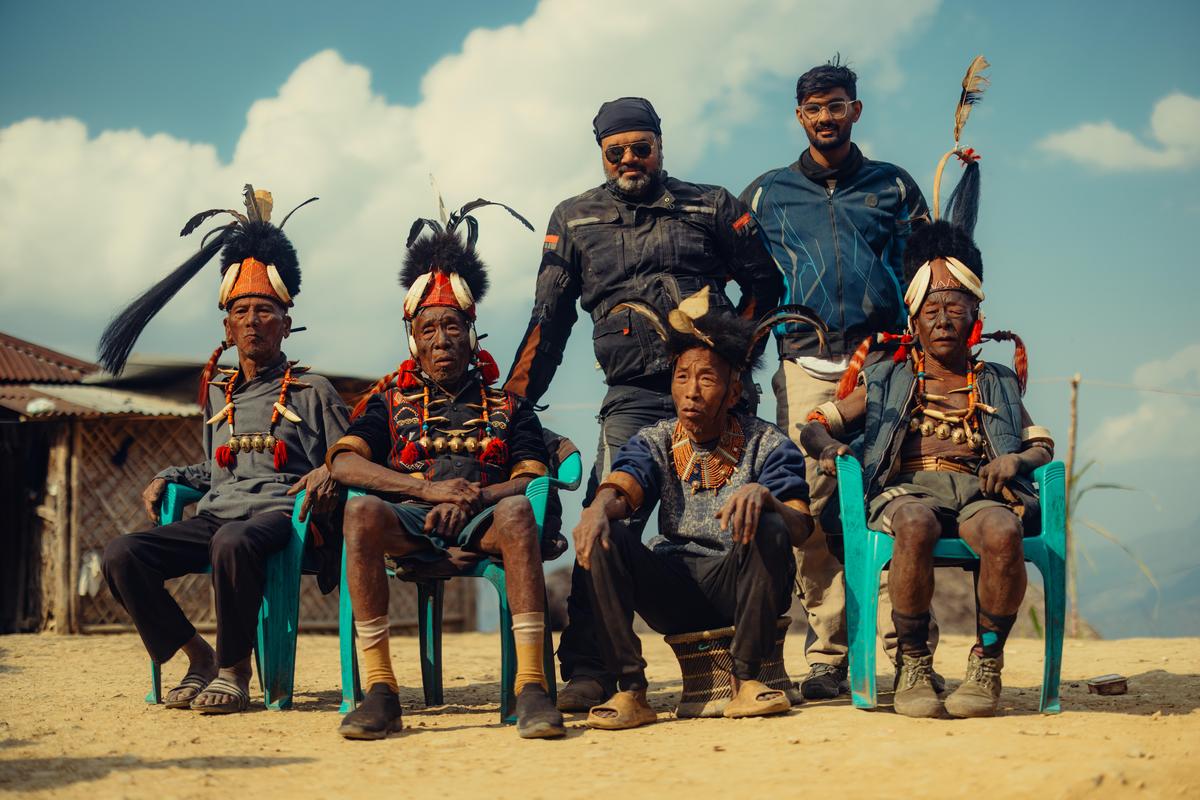 लोंगवा में कोन्याक जनजाति के सदस्यों के साथ लोंगवा में कोन्याक जनजाति के सदस्यों के साथ