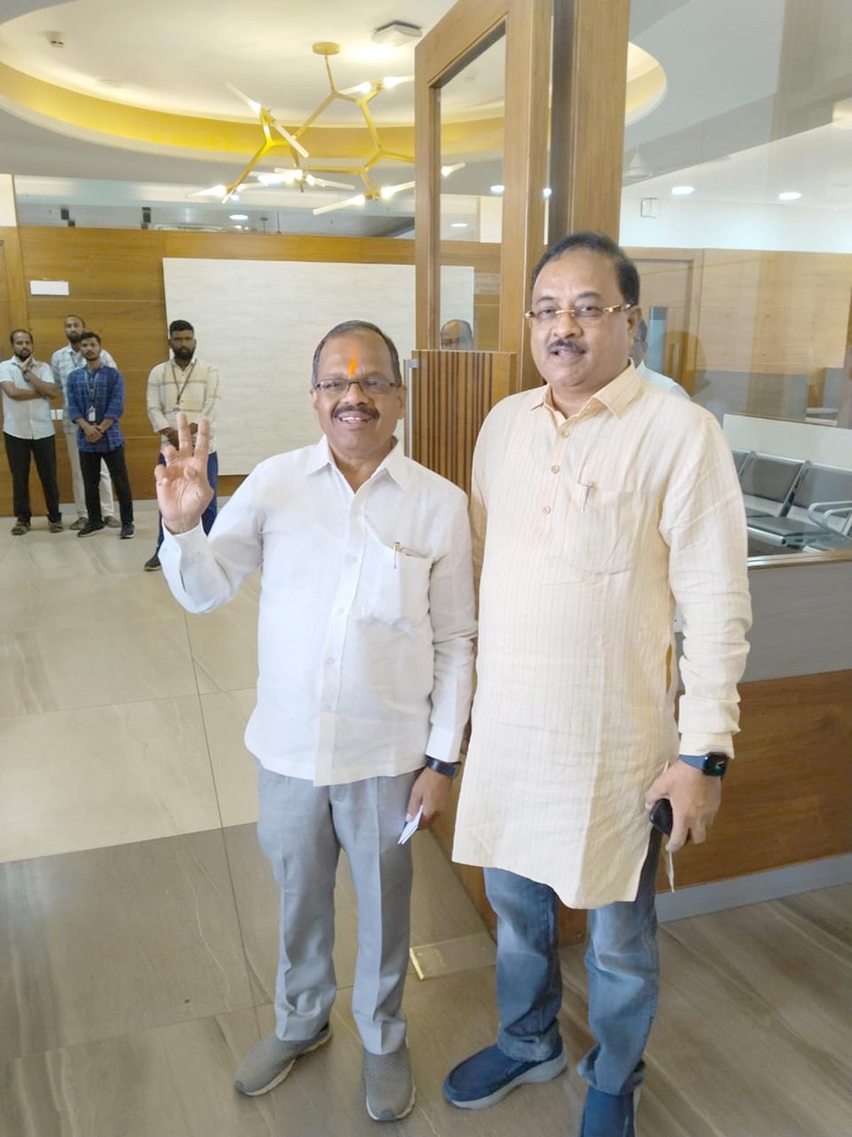 He was replaced by Appasaheb Kulgode. At right is Anna Saheb Jolle, former MP and director of the bank. 
