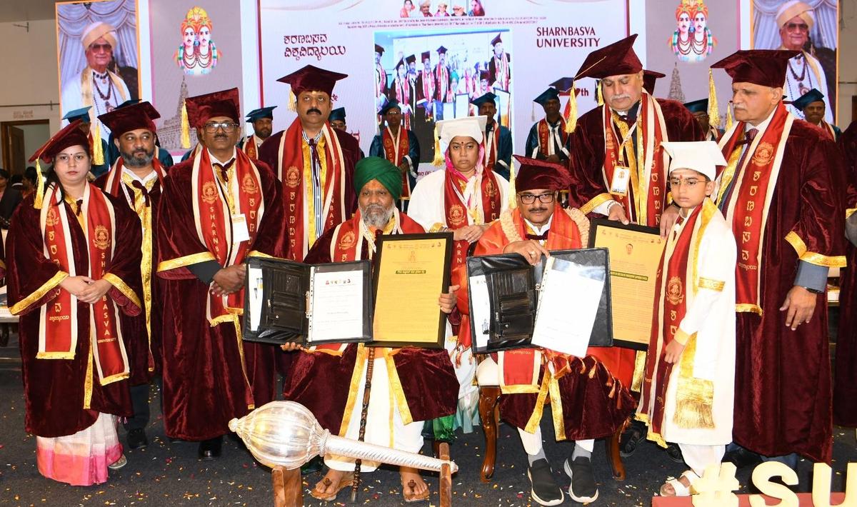 Honorary Doctorate being conferred to Gurupadalinga Mahashivayogigalu and Shashil Namoshi at the seventh convocation of Sharnbasva University, held at Sharnbaswappa Appa Anubhava Mantapa in Kalaburagi on Sunday.