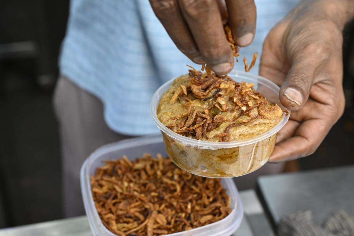 कोयंबटूर के कोट्टईमेडु में ईश्वरन कोविल स्ट्रीट पर इफ्तार के लिए हलीम बेचा गया।