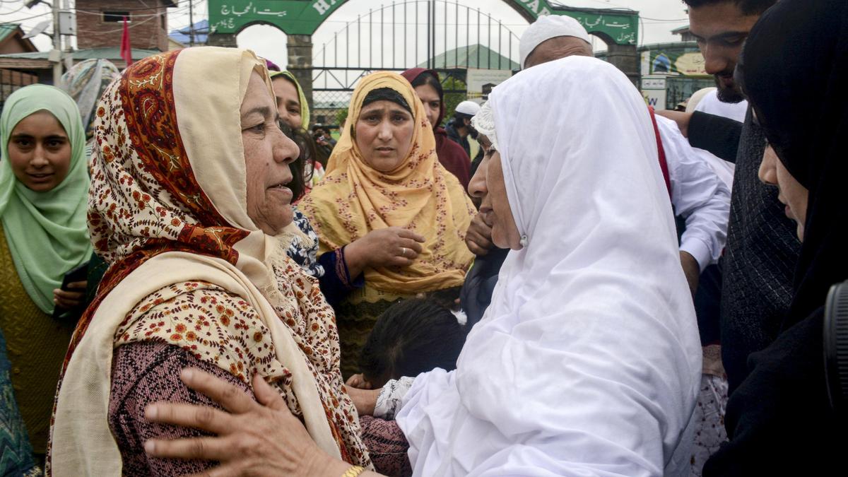 First batch of 431 Haj pilgrims leaves from J&K; CM sees them off at airport