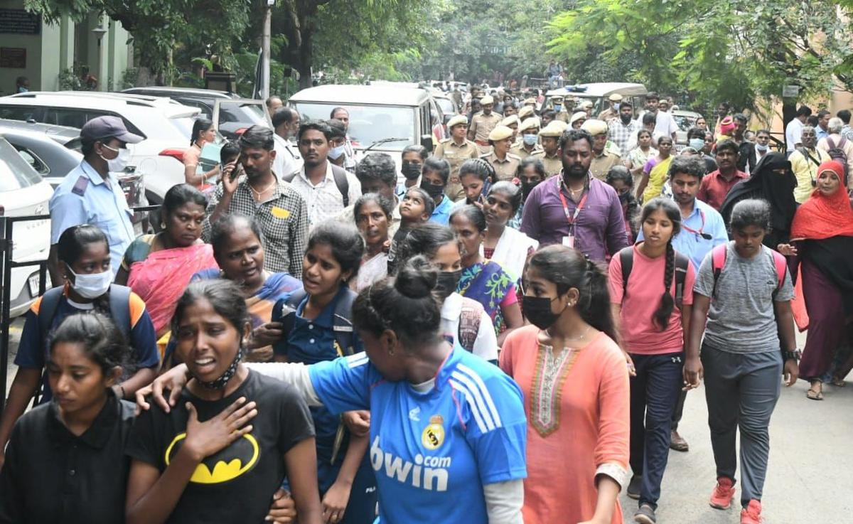 Teen footballer death | Kith and kin protest at Chennai government hospital