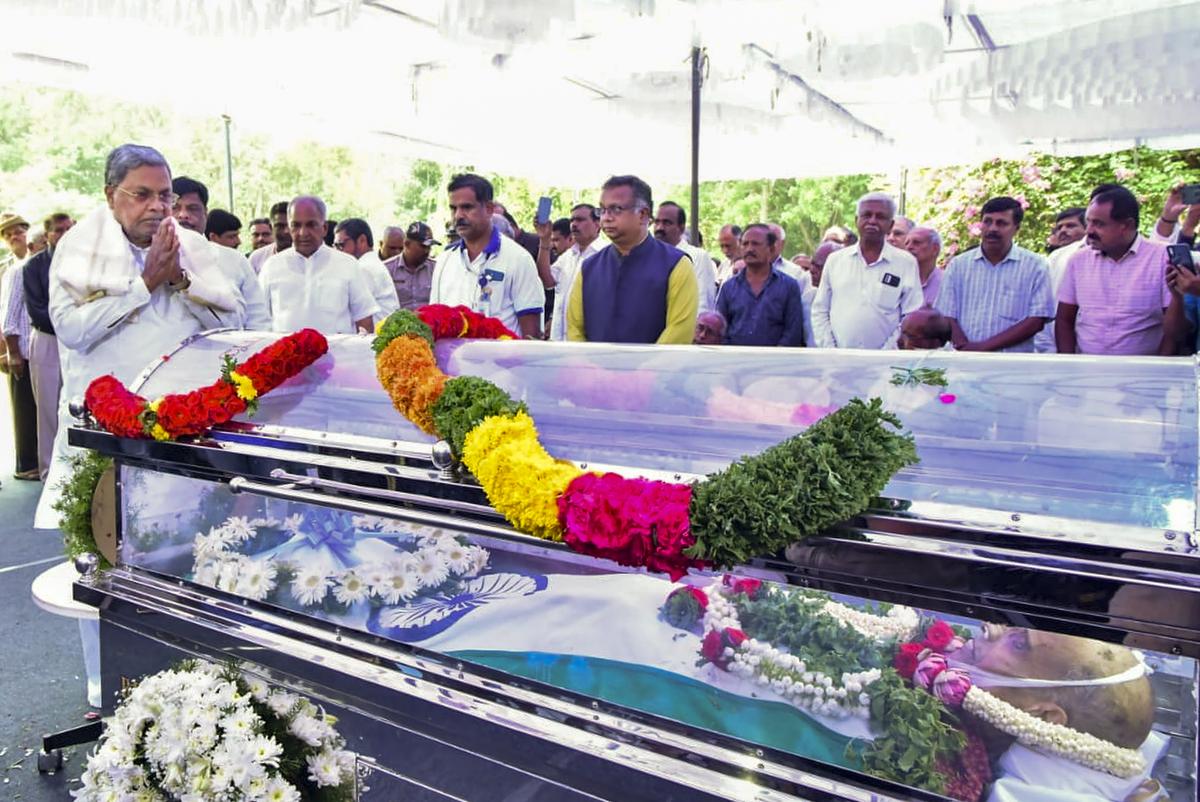 Karnataka Chief Minister Siddaramaiah pays last respects to the mortal remains of former ISRO chairman K Kasturirangan, in Bengaluru on April 27, 2025. Karnataka Chief Minister Siddaramaiah pays last respects to the mortal remains of former ISRO chairman K Kasturirangan, in Bengaluru on April 27, 2025.