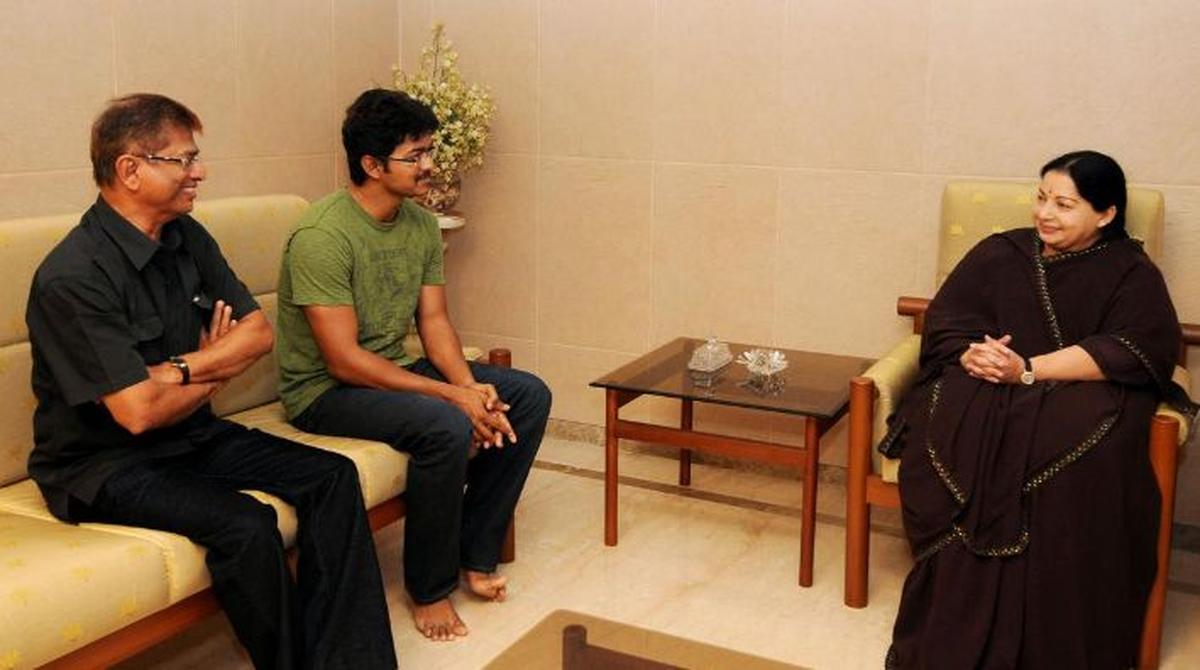 Aktor Film Vijay dan ayahnya sekaligus sutradara film SA Chandrasekar menemui Kepala Menteri Jayalalithaa di Chennai pada awal Juni 2011. Foto arsip