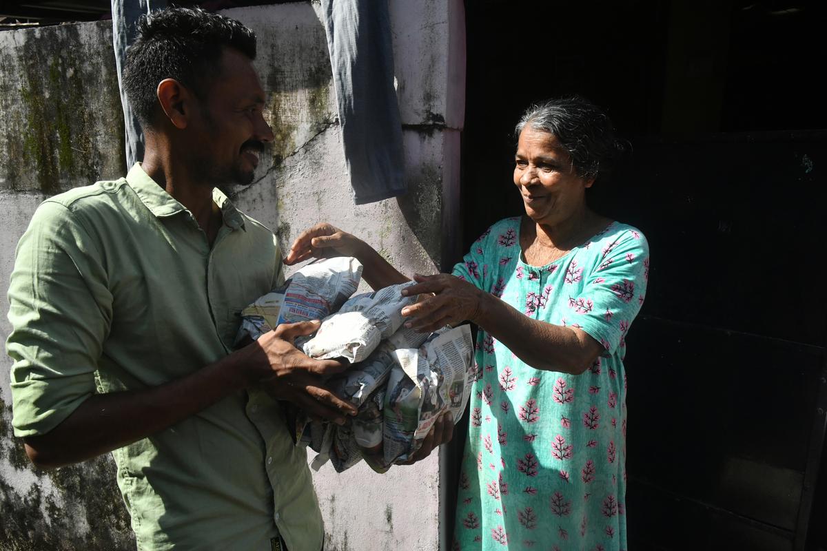 A DYFI activist in Mattancherry collecting food parcels.