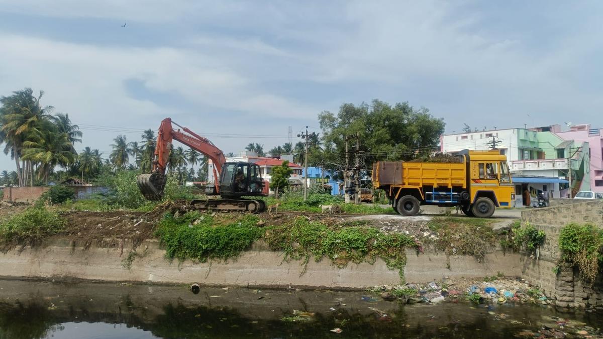 Desilting of Kalingarayan baby channel completed