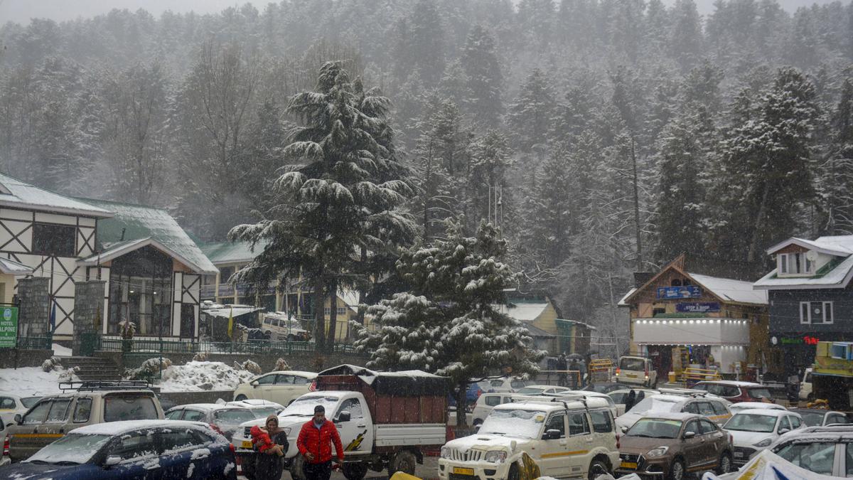 Fresh snowfall in higher reaches, rains in plains of Kashmir