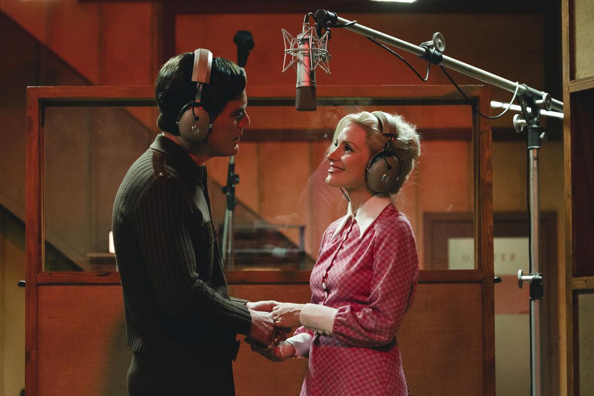 This image released by Showtime shows Michael Shannon as George Jones, left, and Jessica Chastain as Tammy Wynette in a scene from ‘George & Tammy’