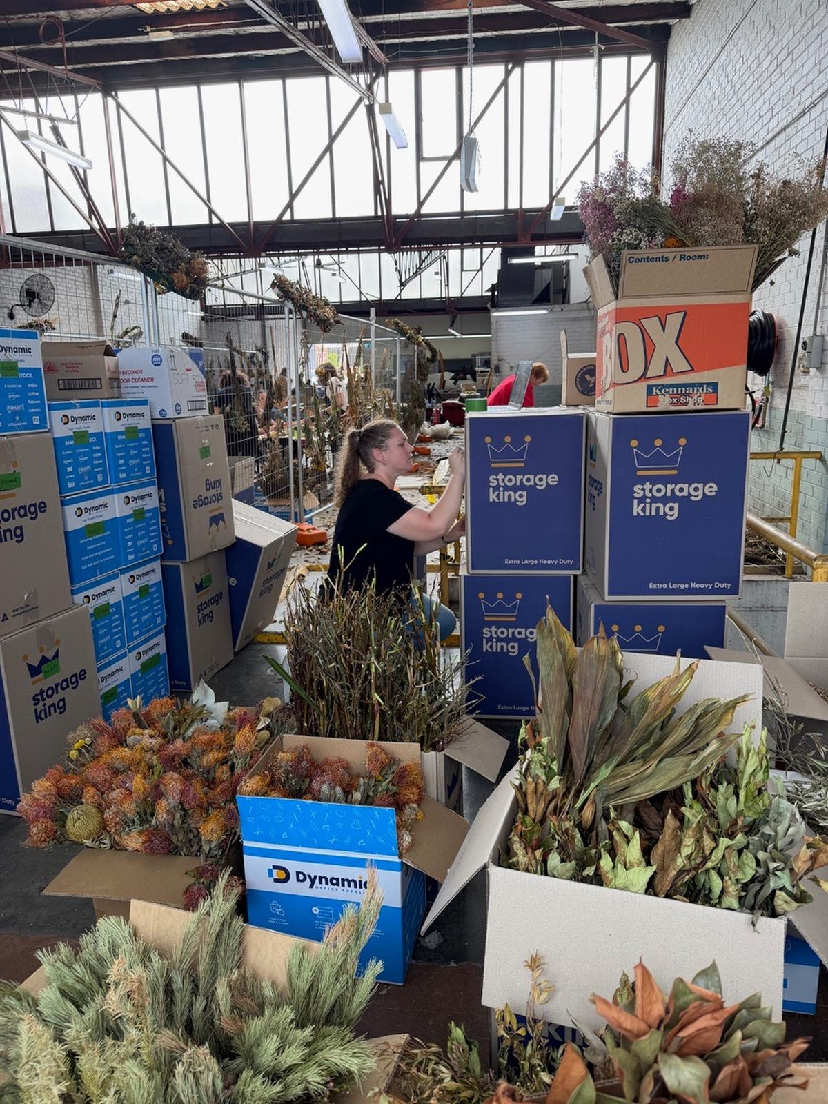 Più di tre tonnellate di mazzi di fiori sono stati lasciati lungo la spiaggia di Bondi dopo la sparatoria del 14 dicembre 2025. 